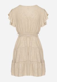 Born2be - Beżowa Kopertowa Sukienka Ozdobiona Falbanami i Paskiem Liliessa. Okazja: na co dzień. Typ kołnierza: dekolt w kształcie V. Kolor: beżowy. Wzór: aplikacja. Typ sukienki: kopertowe. Styl: klasyczny, casual, elegancki #5