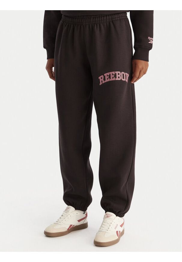 Reebok Spodnie dresowe Marvs RK25165CCW Brązowy Regular Fit. Kolor: brązowy. Materiał: bawełna