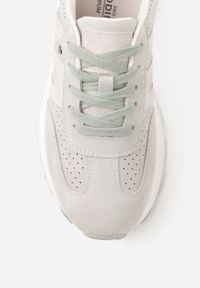 Renee - Jasnozielone Sneakersy na Platformie z Zamszu Naturalnego z Perforacją Zitrina. Kolor: zielony. Materiał: zamsz. Obcas: na platformie #9