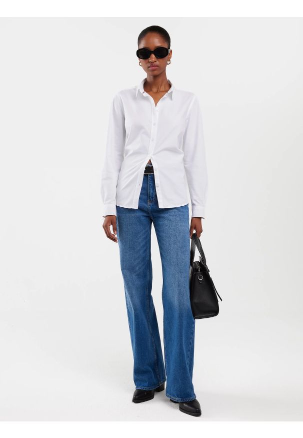 Big-Star - Koszula damska klasyczna biała Hansai 101. Okazja: na spotkanie biznesowe, do pracy. Typ kołnierza: kołnierzyk klasyczny. Kolor: biały. Materiał: bawełna. Długość rękawa: długi rękaw. Długość: długie. Sezon: lato. Styl: klasyczny