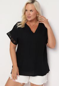 Born2be - Czarna Bluzka z Ozdobną Falbanką i Dekoltem w Serek Vikiirelia. Okazja: na spotkanie biznesowe. Typ kołnierza: dekolt w serek. Kolekcja: plus size. Kolor: czarny. Materiał: materiał. Styl: biznesowy #3