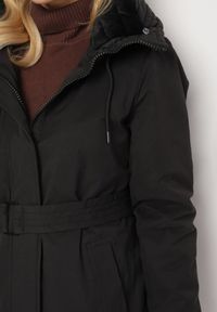 Born2be - Czarna Pikowana Kurtka z Bawełną o Długim Kroju z Kapturem i Paskiem Senathiel. Okazja: na co dzień. Typ kołnierza: kaptur. Kolor: czarny. Materiał: bawełna. Długość: długie. Styl: casual, elegancki #5