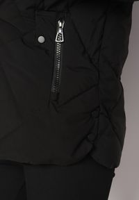 Born2be - Czarna Pikowana Kurtka z Kapturem Rękawy Zakończone Gumką Liliaz. Okazja: na spacer, na co dzień. Typ kołnierza: kaptur. Kolor: czarny. Materiał: jeans. Styl: casual #6