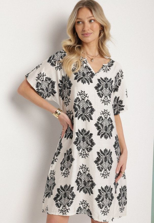 Born2be - Czarna Pudełkowa Sukienka z Wiskozy Ozdobiona Geometrycznym Wzorem Emilavie. Okazja: na co dzień. Typ kołnierza: dekolt w kształcie V. Kolor: czarny. Materiał: wiskoza. Wzór: aplikacja, geometria. Typ sukienki: proste. Styl: klasyczny, casual, elegancki