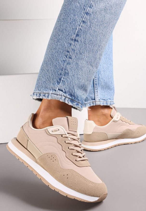 Renee - Ciemnobeżowe Sneakersy Zdobione Wstawkami z Imitacji Skóry Fayela. Kolor: beżowy. Materiał: skóra. Wzór: aplikacja