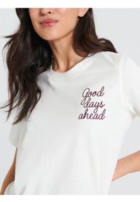 Sinsay - Koszulka z haftem - kremowy. Kolor: kremowy. Materiał: bawełna. Wzór: haft #1