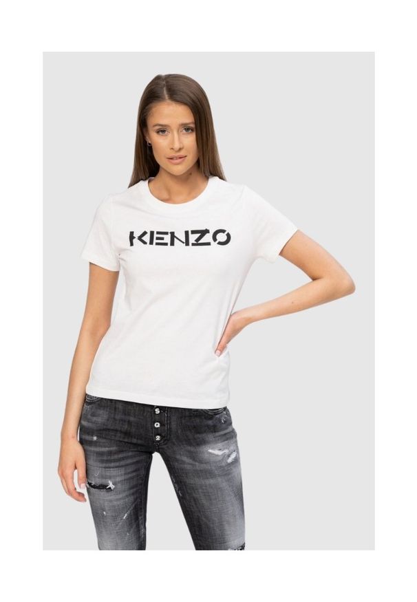 Kenzo - KENZO Biały t-shirt damski z czarnym logo. Kolor: biały. Materiał: prążkowany. Wzór: nadruk