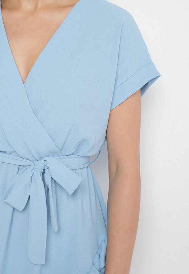 Born2be - Jasnoniebieska Rozkloszowana Sukienka Ozdobiona Falbanami i Paskiem Zivene. Okazja: na imprezę. Kolor: niebieski. Wzór: aplikacja. Sezon: wiosna, lato. Styl: elegancki