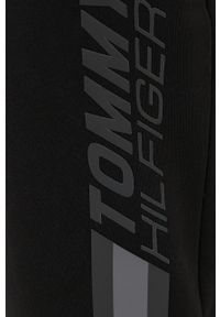 TOMMY HILFIGER - Tommy Hilfiger Spodnie bawełniane męskie kolor czarny z nadrukiem. Kolor: czarny. Materiał: bawełna. Wzór: nadruk