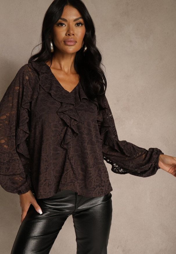 Renee - Brązowa Koronkowa Bluzka z Falbankami Sewrana. Typ kołnierza: kołnierz z falbankami. Kolor: brązowy. Materiał: koronka. Styl: elegancki