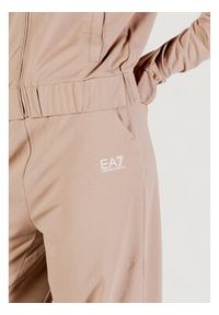 EA7 Emporio Armani Dres TRACKSUIT Brązowy Casual Fit. Okazja: na co dzień. Kolor: brązowy. Materiał: syntetyk. Styl: casual #3