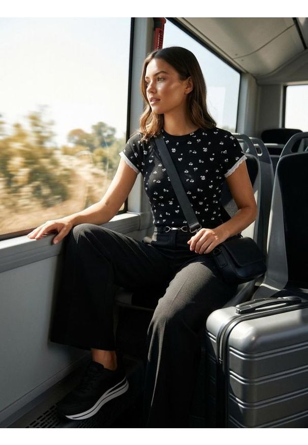 Sinsay - Wiskozowa prążkowana koszulka z nadrukiem allover - Inny. Materiał: prążkowany, wiskoza. Wzór: nadruk