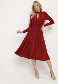 Born2be - Bordowa Koktajlowa Sukienka z Metaliczną Nicią Mianella. Kolor: czerwony. Długość rękawa: długi rękaw. Wzór: aplikacja. Styl: wizytowy #6