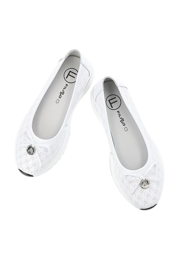 Półbuty damskie Filippo, cholewka ze skóry naturalnej perforowanej wsuwany fason z zabudowanym przodem na lekkiej podeszwie, białe, DP6718/26. Kolor: biały. Materiał: skóra. Szerokość cholewki: normalna