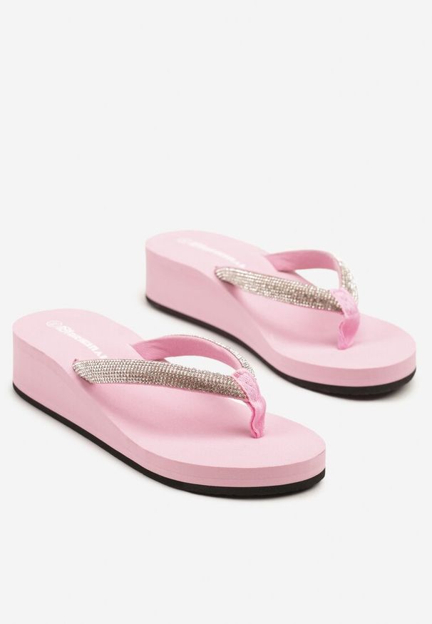 Renee - Różowe Japonki na Koturnie z Pianki z Cyrkoniowym Zdobieniem Vivirana. Okazja: na plażę, na spacer. Kolor: różowy. Materiał: jeans. Wzór: aplikacja. Sezon: lato. Obcas: na koturnie