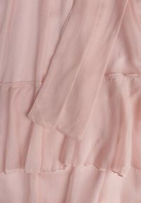 Born2be - Różowa Sukienka z Eterycznymi Falbanami i Wiązanym Paskiem Rivaniah. Okazja: na ślub cywilny, na wesele. Kolor: różowy. Styl: elegancki #7