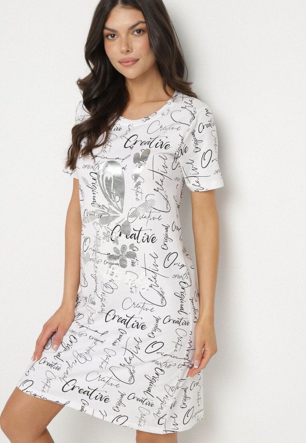 Born2be - Biała Bawełniana Sukienka o T-shirtowym Kroju z Ozdobnym Nadrukiem Feviressa. Okazja: na co dzień. Kolor: biały. Materiał: bawełna. Długość rękawa: krótki rękaw. Wzór: nadruk. Sezon: lato. Styl: elegancki, casual