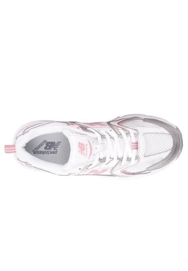 Buty dziecięce New Balance GR530EC – białe. Okazja: na uczelnię, na co dzień. Kolor: biały. Materiał: guma, materiał, syntetyk. Szerokość cholewki: normalna