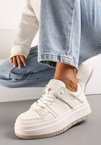 Renee - Białe Sznurowane Sneakersy ze Skóry z Ozdobnymi Przeszyciami na Niskiej Platformie Glenita. Kolor: biały. Materiał: skóra. Obcas: na platformie