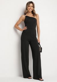 Born2be - Czarny Asymetryczny Kombinezon na Jedno Ramię z Kieszeniami Efriele. Okazja: na co dzień. Kolor: czarny. Styl: casual #4
