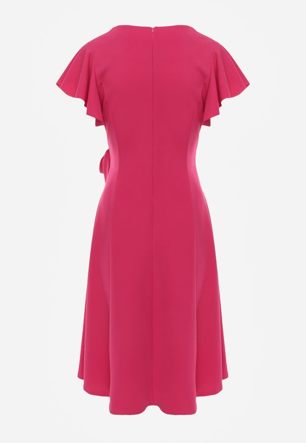 Renee - Fuksjowa Kopertowa Sukienka z Rozkloszowanym Dołem i Ozdobnym Wiązaniem Dannola. Okazja: na imprezę. Typ sukienki: kopertowe. Styl: elegancki