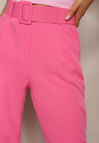 Renee - Różowe Spodnie Garniturowe High Waist z Paskiem Wenus. Okazja: na co dzień, na spotkanie biznesowe. Stan: podwyższony. Kolor: różowy. Materiał: materiał, tkanina. Wzór: gładki, jednolity. Styl: biznesowy, elegancki, casual #4