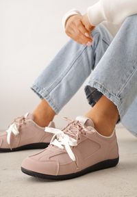 Renee - Różowe Sneakersy z Podwójnym Sznurowaniem i Geometrycznymi Wstawkami Adrearah. Okazja: na co dzień. Kolor: różowy. Wzór: geometria #1