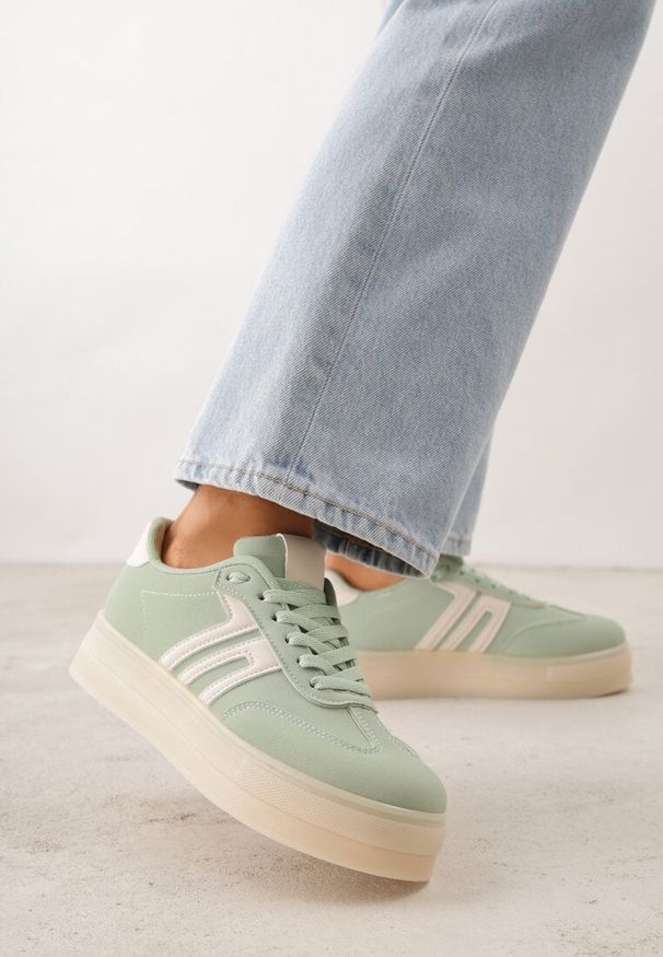 Renee - Zielone Sneakersy w Stylu Klasycznych Tenisówek na Grubej Podeszwie Yenoinne. Kolor: zielony