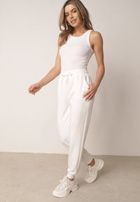 Born2be - Białe Spodnie Dresowe Joggery z Wysokim Stanem i Ściągaczami przy Kostkach Janlea. Okazja: do domu, na co dzień, na spacer. Stan: podwyższony. Kolor: biały. Materiał: dresówka. Długość: krótkie. Styl: sportowy, klasyczny, casual #4