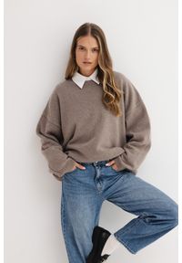 WEŁNIANY SWETER BOBBY TAUPE One size - Flawless. Okazja: do pracy, na spotkanie biznesowe, na co dzień. Materiał: wełna. Sezon: jesień, lato, zima. Styl: klasyczny, casual, biznesowy #1