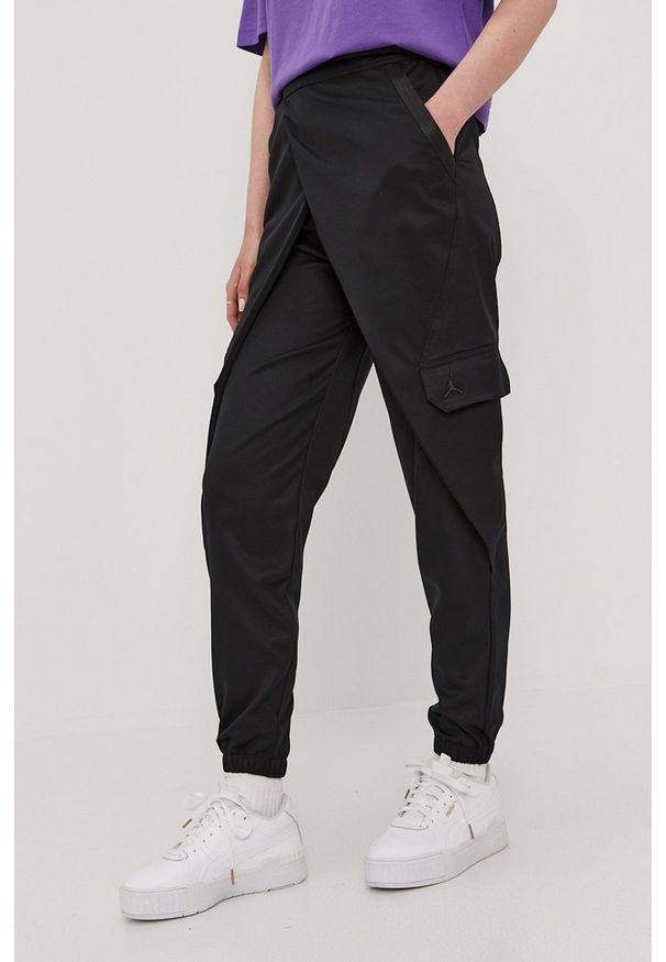 Jordan Spodnie damskie kolor czarny joggery high waist. Stan: podwyższony. Kolor: czarny