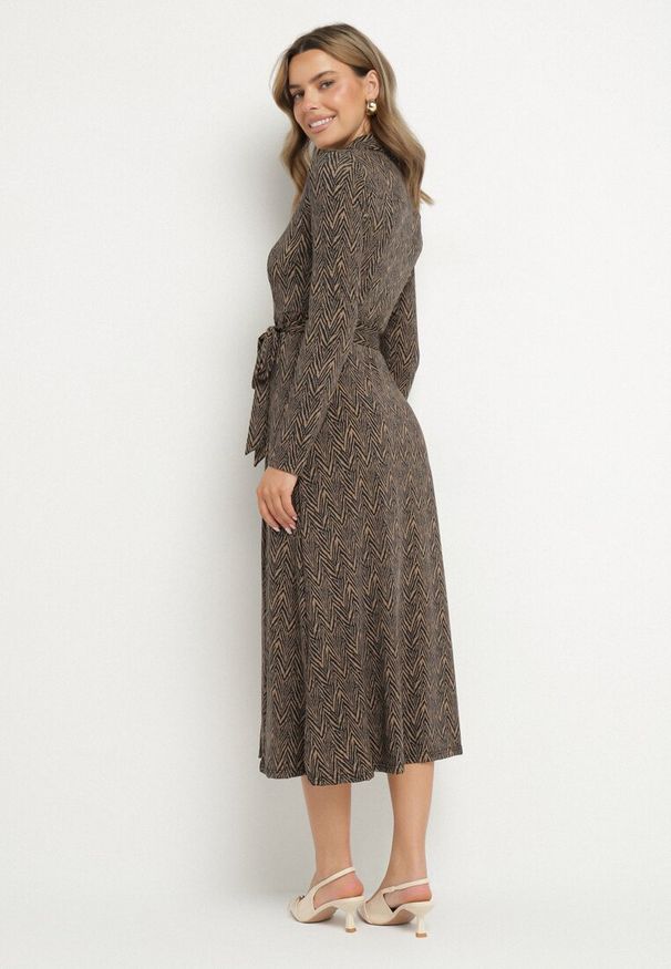 Born2be - Brązowa Rozkloszowana Sukienka Koszulowa z Wiązanym Paskiem Cheresin. Kolor: brązowy. Materiał: materiał. Typ sukienki: koszulowe. Długość: midi