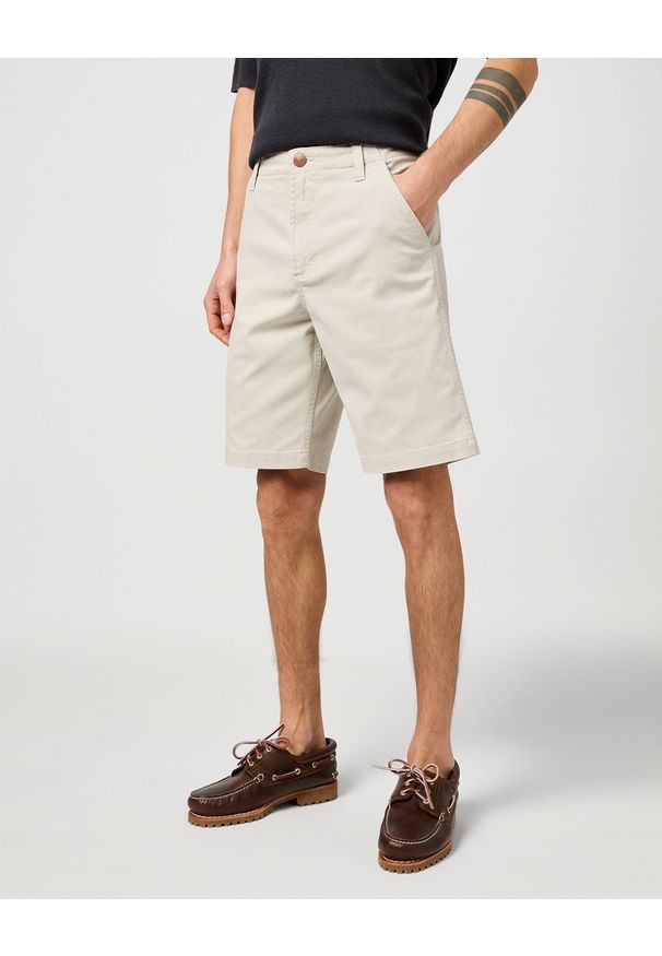 Wrangler - MESKIE SPODENKI WRANGLER CJ CHINO SHORTS PELICAN 112362919