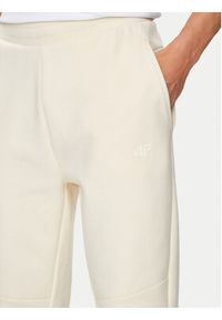 4f - 4F Spodnie dresowe 4FWSS24TTROM648 Beżowy Regular Fit. Kolor: beżowy. Materiał: bawełna