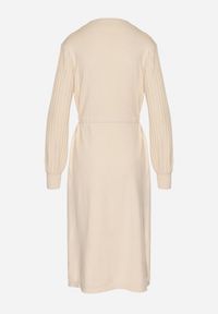 Born2be - Beżowa Sukienka z Wiskozą Ozdobiona Plisowanymi Rękawami i Paskiem Daikari. Okazja: na co dzień. Kolor: beżowy. Materiał: wiskoza. Wzór: aplikacja. Styl: casual #4