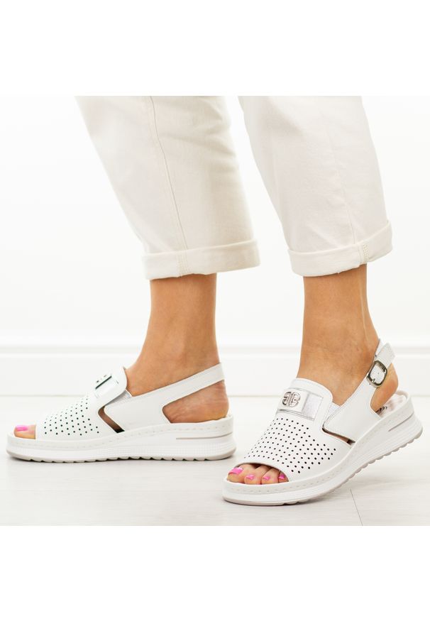 Białe skórzane sandały damskie Jezzi 9760. Okazja: na co dzień, na spacer. Kolor: biały. Materiał: skóra. Wzór: aplikacja. Sezon: wiosna, lato. Obcas: na platformie. Styl: casual, klasyczny, elegancki