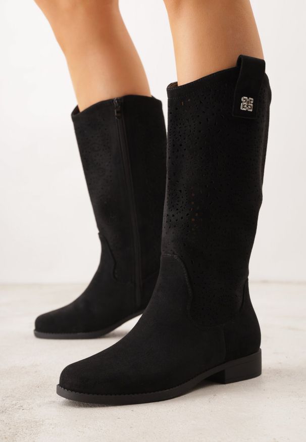 Born2be - Czarne Botki Typu Kowbojki Ażurowe Ozdobione Metaliczną Aplikacją Iomosa. Okazja: na co dzień, do pracy. Kolor: czarny. Materiał: prążkowany, skóra. Wzór: ażurowy, aplikacja. Styl: casual, elegancki