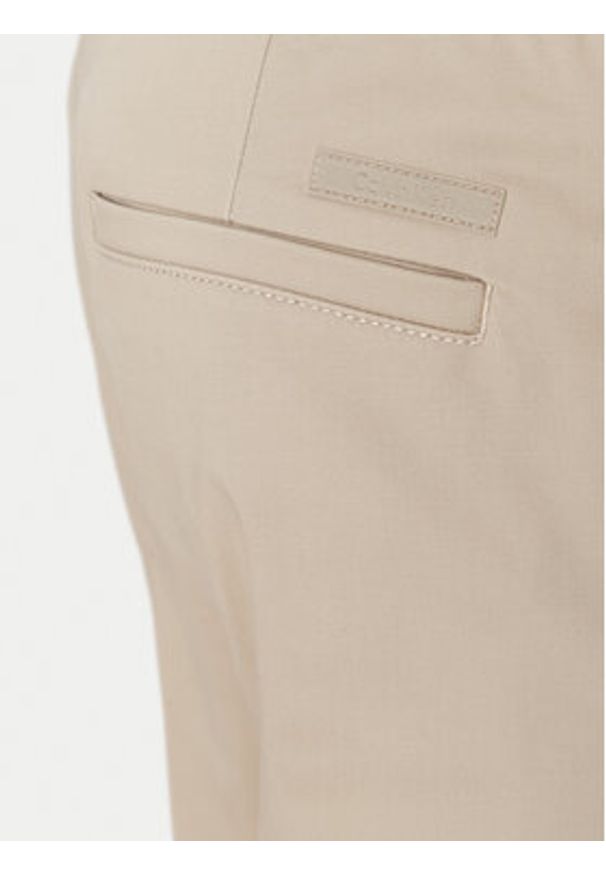 Calvin Klein Chinosy K10K114104 Beżowy Tapered Fit. Kolor: beżowy. Materiał: bawełna