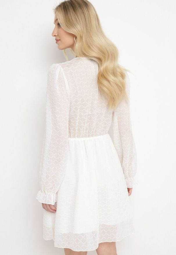 Born2be - Jasnobeżowa Sukienka o Rozkloszowanym Fasonie z Wycięciami po Bokach Alnoria. Okazja: na co dzień. Typ kołnierza: dekolt w kształcie V. Kolor: beżowy. Długość rękawa: długi rękaw. Typ sukienki: proste. Styl: casual