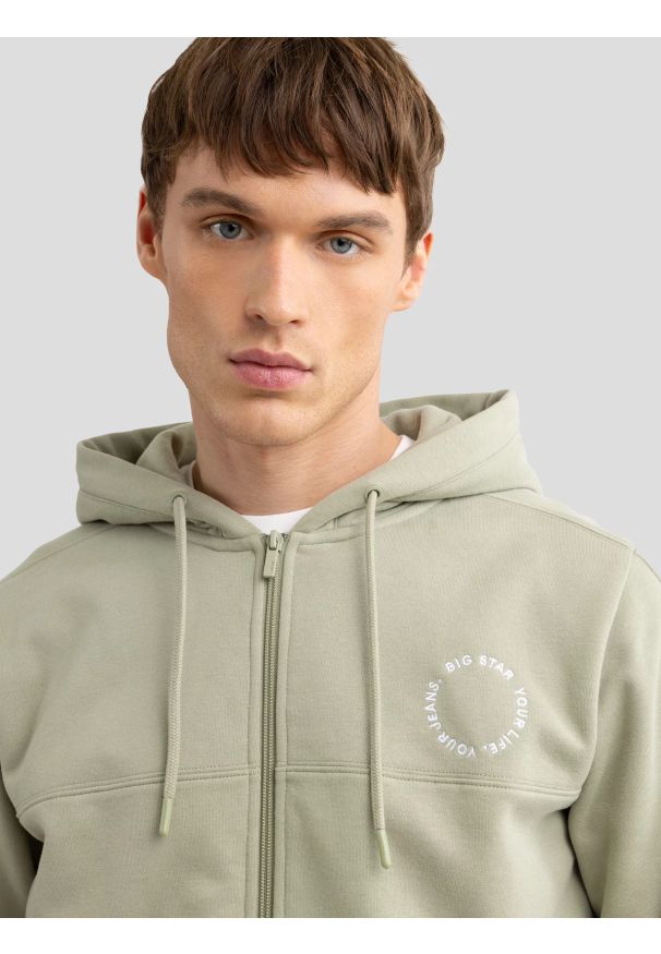 Big-Star - Bluza męska z kapturem pistacjowa Ajron 300/ Kersyn 300. Okazja: na co dzień. Typ kołnierza: kaptur. Kolor: zielony. Materiał: dzianina, materiał. Wzór: haft. Styl: casual, wakacyjny