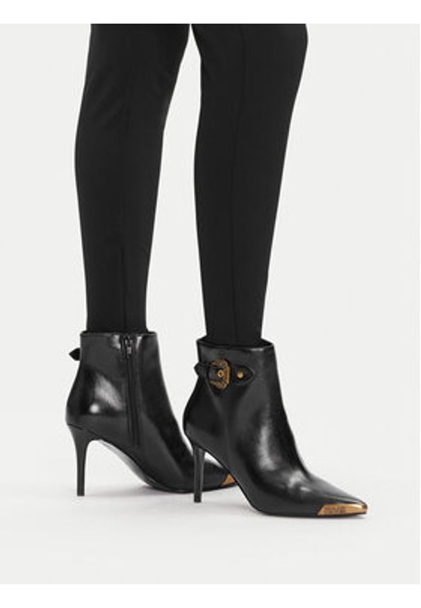 Versace Jeans Couture Botki 79VA3S57 Czarny. Kolor: czarny. Materiał: skóra