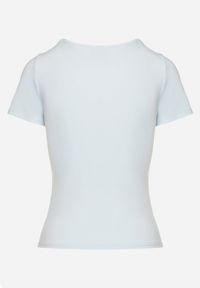 Born2be - Jasnoniebieski T-shirt z Wiskozą o Dopasowanym Kroju z Dekoltem w Serek Folarisse. Typ kołnierza: dekolt w serek. Kolor: niebieski. Materiał: wiskoza #4