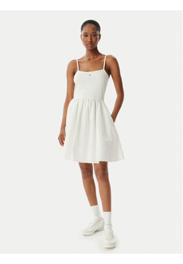 Tommy Jeans Sukienka letnia DW0DW22352 Biały Slim Fit. Kolor: biały. Materiał: bawełna. Sezon: lato