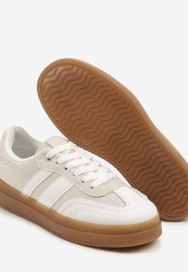 Born2be - Biało-Beżowe Sneakersy w Stylu Tenisówek z Paskami Falanisa. Okazja: na co dzień. Zapięcie: pasek. Kolor: biały. Materiał: jeans