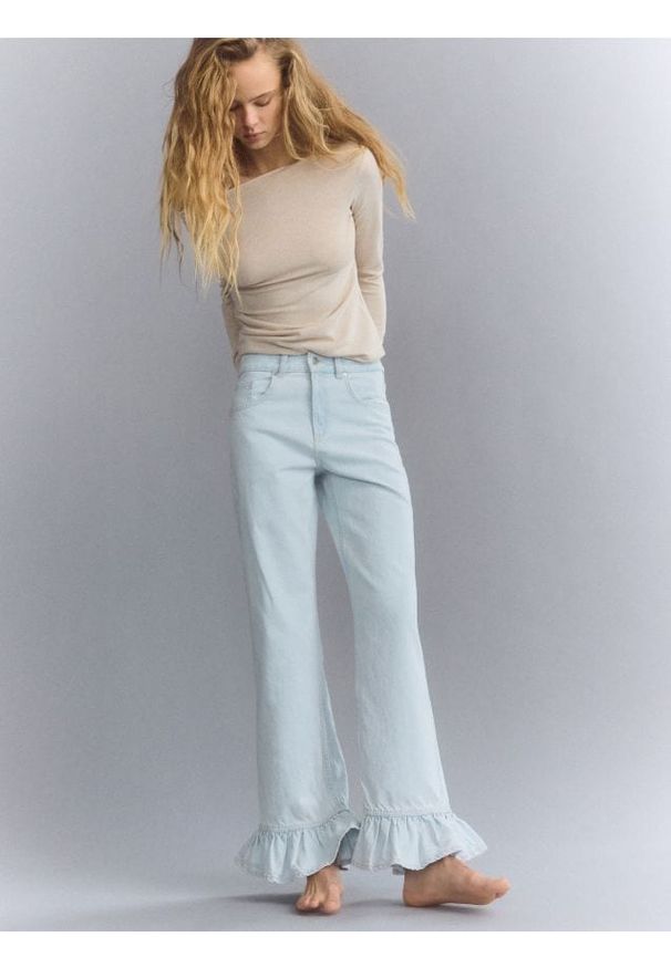 Reserved - Jeansy wide leg z falbankami - niebieski. Kolor: niebieski