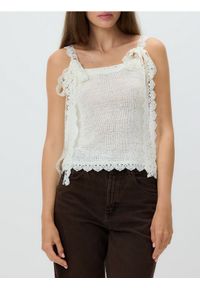 Reserved - Top z ozdobną koronką - kremowy. Kolor: kremowy. Materiał: koronka. Wzór: koronka #1