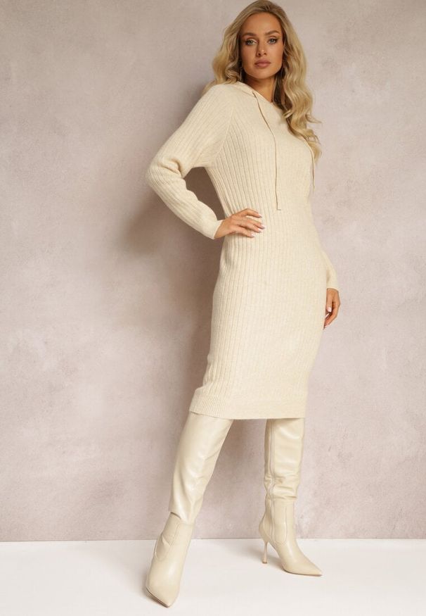 Renee - Beżowa Wełniana Sukienka w Prążki z Kapturem Opiuda. Okazja: na co dzień. Typ kołnierza: kaptur. Kolor: beżowy. Materiał: wełna. Długość rękawa: długi rękaw. Wzór: prążki. Typ sukienki: sportowe. Styl: casual, elegancki, sportowy