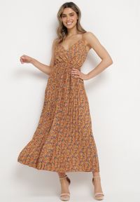 Born2be - Żółta Kwiatowa Sukienka na Ramiączkach z Plisowaną Spódnicą i Kopertową Górą Pyralia. Okazja: na co dzień. Typ kołnierza: dekolt w kształcie V, dekolt kopertowy. Kolor: żółty. Długość rękawa: na ramiączkach. Wzór: kwiaty. Typ sukienki: kopertowe. Styl: elegancki, casual, wizytowy #2