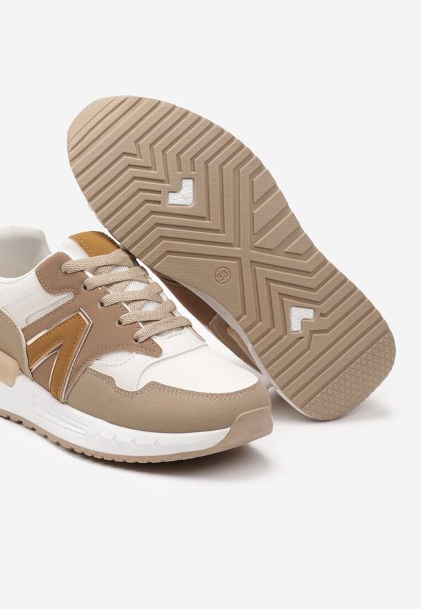 Born2be - Ciemnobeżowe Sznurowane Sneakersy przed Kostkę na Płaskiej Podeszwie z Aplikacją Irines. Okazja: na co dzień. Wysokość cholewki: przed kostkę. Zapięcie: sznurówki. Kolor: beżowy. Wzór: aplikacja. Obcas: na płaskiej podeszwie