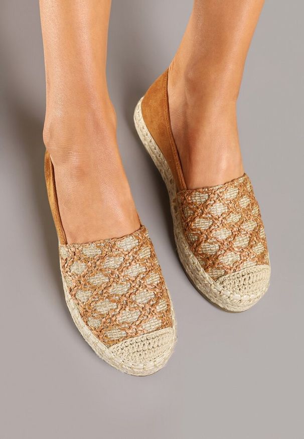 Renee - Jasnobrązowe Espadryle Ozdobione Plecionką i Geometrycznym Motywem Sdivoria. Kolor: brązowy. Materiał: jeans. Wzór: aplikacja, geometria. Sezon: wiosna, lato. Obcas: na obcasie. Styl: elegancki, klasyczny. Wysokość obcasa: niski